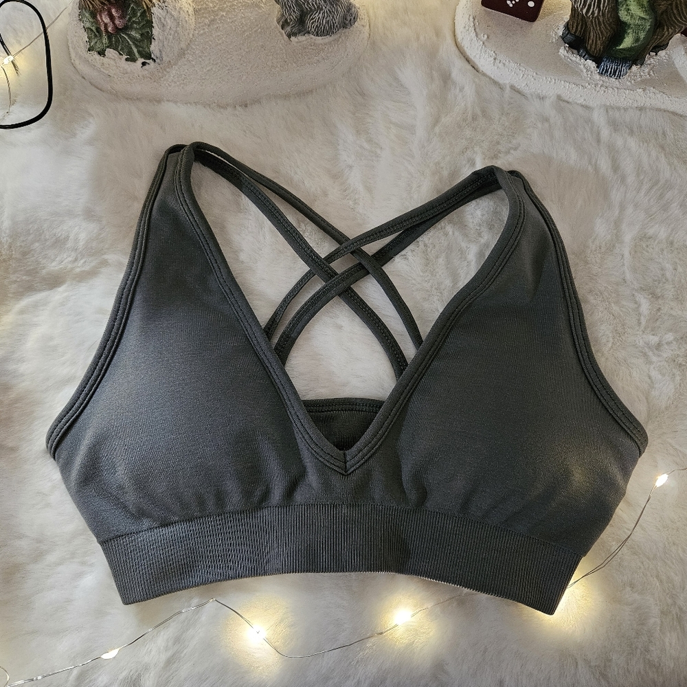 Alphalete Deep V bra